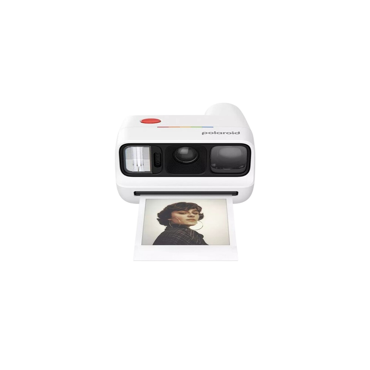 Descubre la Polaroid Go Generaci&oacute;n 3, la c&aacute;mara instant&aacute;nea m&aacute;s compacta de la marca, ahora con un paquete de 16 rollos de pel&iacute;cula a color para que empieces a crear recuerdos desde el primer instante.