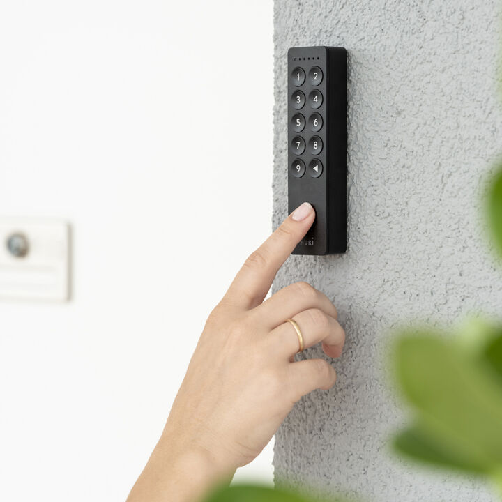 Con Nuki Keypad 2.0 podr&aacute;s abrir tu puerta m&aacute;s r&aacute;pido que nunca, simplemente con la huella digital u opcionalmente con un c&oacute;digo de seguridad de 6 d&iacute;gitos. Keypad funciona con pilas, se pega al marco de la puerta y no necesita cablearse. La comunicaci&oacute;n cifrada garantiza la m&aacute;xima seguridad. Se pueden asignar y gestionar hasta 20 huellas digitales y hasta 200 c&oacute;digos de entrada diferentes a trav&eacute;s de la aplicaci&oacute;n de Nuki. 
Keypad est&aacute; especialmente indicado para personas que no disponen de un smartphone, como las personas mayores o los ni&ntilde;os.