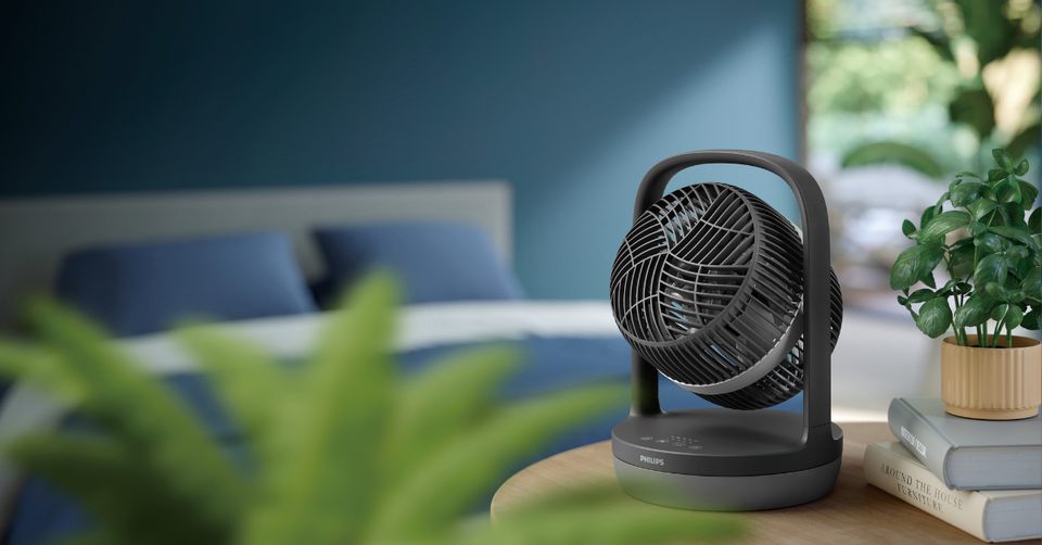 Ventilador de mesa serie 3000* Rotación automáctica* 3 modos de ventilación* Diseño premium*  Color negro & Plata*