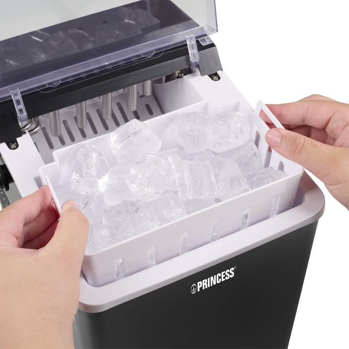 El fabricador de hielo Princess produce 9 cubos de hielo en solo 6 minutos. Esta m&aacute;quina completamente autom&aacute;tica cuenta con un gran dep&oacute;sito de agua de 1.75 L. La conveniente asa de transporte facilita mover y usar el fabricador de hielo en cualquier lugar. Con el panel de control digital, puedes ajustar el tama&ntilde;o de los cubos de hielo y activar la funci&oacute;n de autolimpieza, asegurando que siempre tengas hielo perfectamente fr&iacute;o. Con una capacidad de congelaci&oacute;n de 0.5 kg, este fabricador de hielo es ideal para cualquier ocasi&oacute;n.