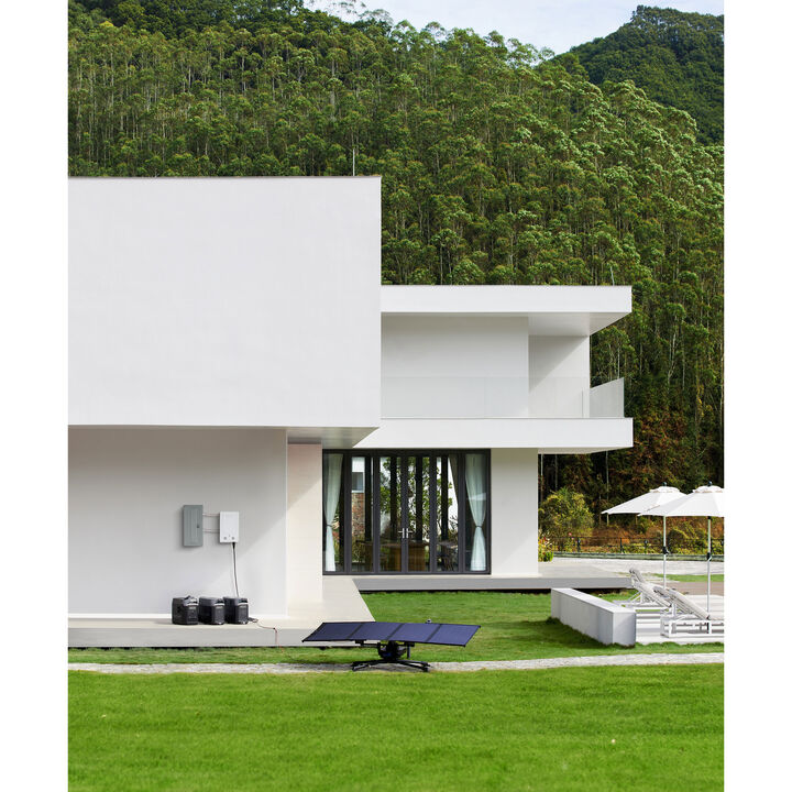 Kit Solar de Ecoflow compuesto de dos paneles solares, un soporte tracker que detecta el seguimiento solar y una estaci&oacute;n de energ&iacute;a de 800W. Podr&aacute;s almacenar energ&iacute;a en tu hogar de forma c&oacute;moda y sencilla y usarla en cualquier momento de forma simult&aacute;nea con la red el&eacute;ctrica.