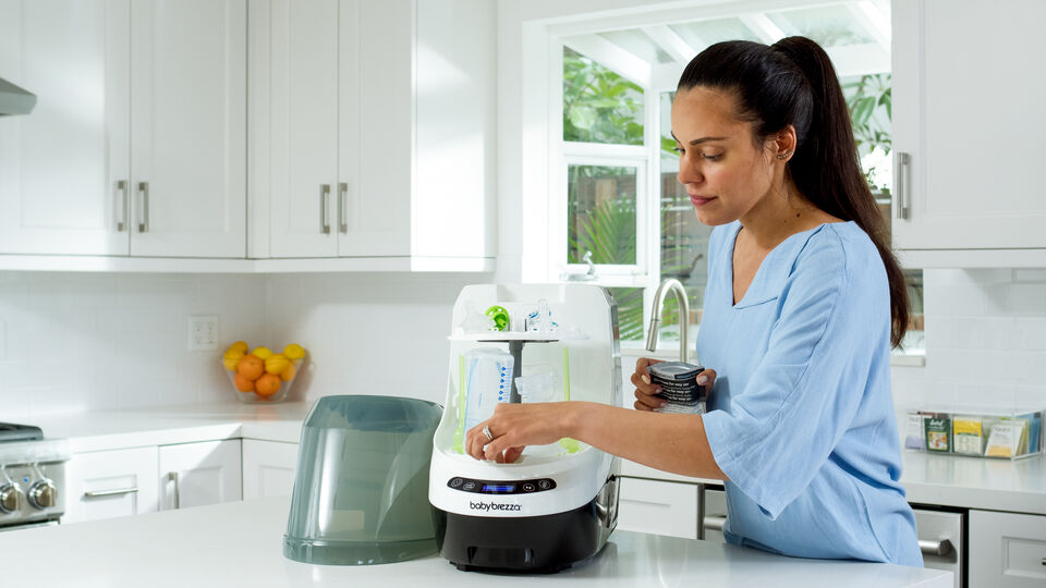Lavabiberones autom&aacute;tico 6 en 1 que lava, esteriliza y seca biberones, piezas de sacaleches, vasos con boquilla y accesorios. Cuenta con 20 chorros de agua a alta presi&oacute;n, esterilizaci&oacute;n mediante vapor y secado con aire caliente filtrado por HEPA. Tiene capacidad para hasta 4 biberones y dispone de 6 modos de limpieza, dep&oacute;sito de agua limpia y dep&oacute;sito de agua sucia extra&iacute;bles, sin necesidad de conexi&oacute;n al grifo. Su panel LCD facilita la selecci&oacute;n del programa y es compatible con pr&aacute;cticamente todas las marcas de biberones.