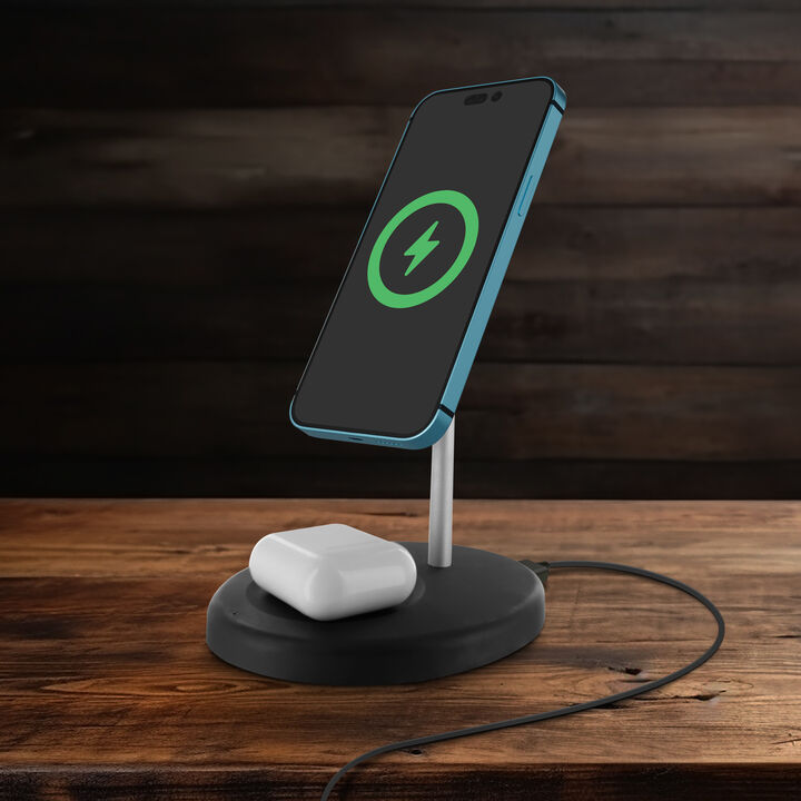 Cargador combinado de muvit for change. Con este cargador de escritorio podr&aacute;s tener tus dispositivos siempre a punto para usarlos. Este stand permite cargar tu smartphone y tus auriculares inal&aacute;mbricos o smartwatch a la vez, adem&aacute;s de que al ser magn&eacute;tico y disponer de tecnolog&iacute;a Magsafe, la carga es r&aacute;pida y eficiente. Puedes mantener tu tel&eacute;fono m&oacute;vil magnetizado y seguir us&aacute;ndolo en una posici&oacute;n optima para trabajar mientras cargas el resto de tus dispositivos.&nbsp; 

En muvit for change nos comprometemos a donar el 1% de los ingresos para el planeta*.&nbsp;