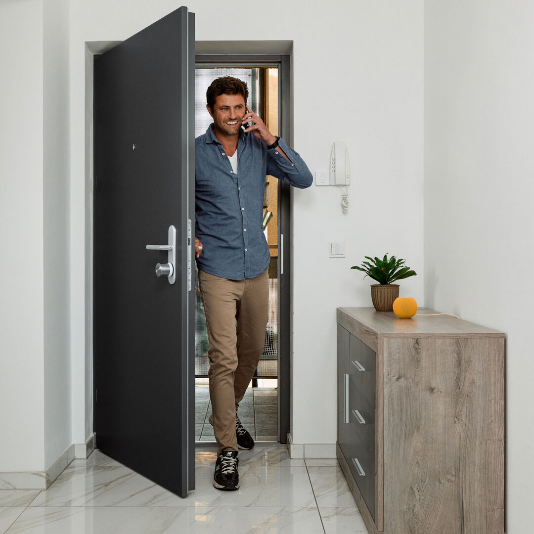 Nuki Smart Lock Ultra es la cerradura inteligente m&aacute;s r&aacute;pida y peque&ntilde;a desarrollada por Nuki. Es tres veces m&aacute;s r&aacute;pido y s&oacute;lo un tercio del tama&ntilde;o de las generaciones anteriores, gracias a un motor completamente nuevo. El elegante cuerpo de acero inoxidable de Ultra viene con un conjunto de dos anillos base conmutables en blanco y negro. Todas las cerraduras Ultra vienen con un cilindro universal de primera calidad para garantizar la m&aacute;xima seguridad y compatibilidad.