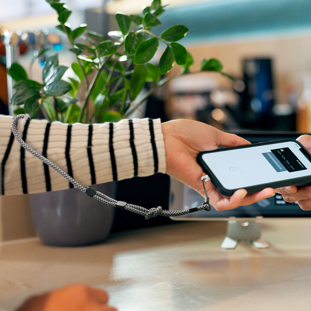 Mant&eacute;n siempre tu smartphone contigo de manera segura y ecol&oacute;gica con nuestros colgantes universales que incluyen una tarjeta fabricada en TPU transparente (certificado GRS) y un cord&oacute;n 100% reciclable, . 

El cord&oacute;n est&aacute; especialmente dise&ntilde;ado para adaptarse a tu estilo de vida. Con dos partes desmontables, el cord&oacute;n completo tiene una longitud de 55cm, perfecto para llevarlo colgado en el cuello o enrollado en el brazo. Adem&aacute;s, al desmontarlo, obtienes un cord&oacute;n peque&ntilde;o de 15 cm, ideal para llevarlo cogido entre los dedos, garantizando as&iacute; la seguridad de tu smartphone en todo momento.

En muvit for change nos comprometemos a donar el 1% de los ingresos para el planeta*.