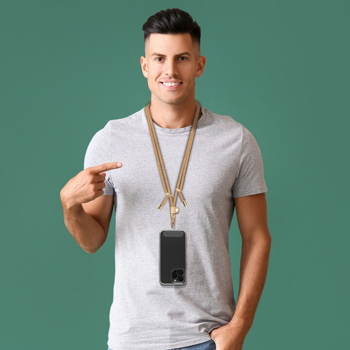 Mant&eacute;n siempre tu smartphone contigo de manera segura y ecol&oacute;gica con nuestros colgantes universales que incluyen una tarjeta fabricada en TPU transparente (certificado GRS) y un cord&oacute;n 100% reciclable.

Con un cord&oacute;n doble ajustable de 60cm hasta 120cm, este colgante ofrece versatilidad incomparable. &Uacute;salo alrededor del cuello, cruzado hasta la cintura o enrollado en el brazo, para llevar tu smartphone de forma segura en cualquier lugar. &iexcl;Adi&oacute;s a los robos y las ca&iacute;das!

En muvit for change nos comprometemos a donar el 1% de los ingresos para el planeta*.