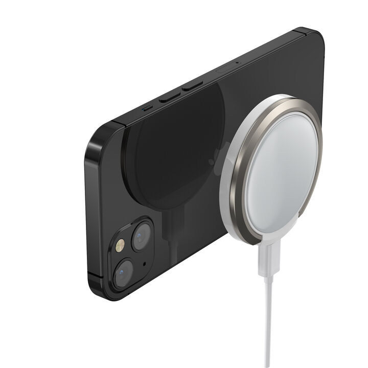 Este cargador inal&aacute;mbrico ofrece una serie de caracter&iacute;sticas que optimizan la carga r&aacute;pida del tel&eacute;fono, y lo hacen m&aacute;s conveniente de usar. 

Utiliza la tecnolog&iacute;a de carga r&aacute;pida Magsafe de Apple, lo que significa que podr&aacute;s cargar tu iPhone de manera m&aacute;s r&aacute;pida y eficiente que con otros cargadores convencionales. 

La protecci&oacute;n del medio ambiente es, hoy en d&iacute;a, una preocupaci&oacute;n en todo momento. &nbsp;Una manera responsable de proteger nuestro smartphone. Porque contribuir en la lucha contra la contaminaci&oacute;n y proteger nuestro eco sistema, debe formar parte de nuestros gestos cotidianos. 

En&nbsp;muvit for change&nbsp;nos comprometemos a&nbsp;donar&nbsp;el&nbsp;1%&nbsp;de los ingresos para el planeta*.