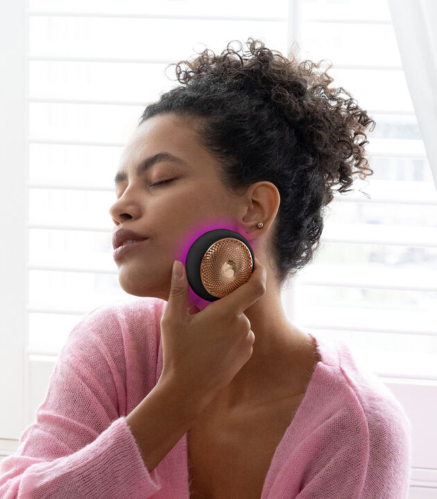 Un dispositivo de fototerapia antiedad de 2 min. para infusi&oacute;n de productos con fr&iacute;o, calor, masajeador facial T-Sonic y luz LED de espectro completo. Trae 22 rutinas preprogramadas de mascarillas, con 8 preconfiguradas.