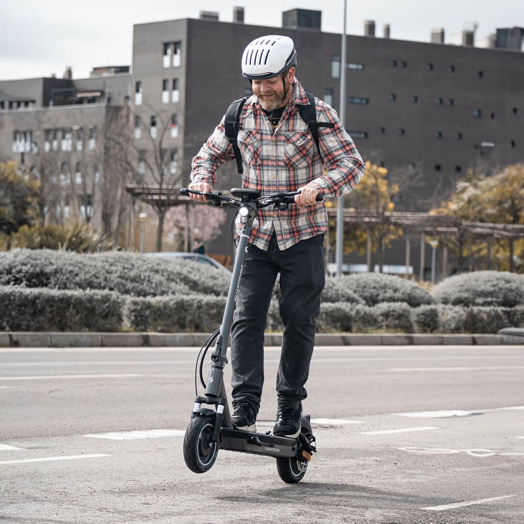 Patinete eléctrico certificado para adultos con una potencia máxima de 800W 48V, batería de litio de 13.000 mAh con el que podrás tener hasta 50 km con una sola carga.