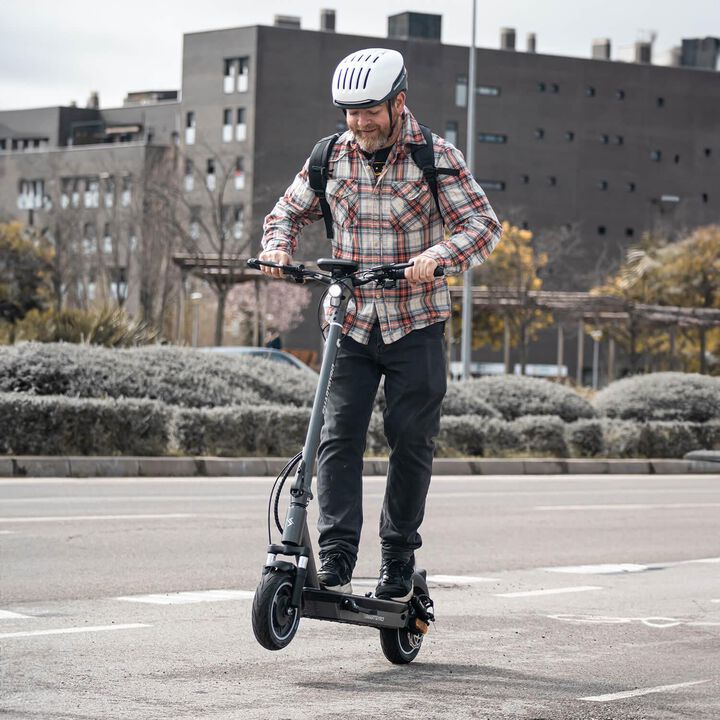 Patinete eléctrico certificado para adultos con una potencia máxima de 800W 48V, batería de litio de 13.000 mAh con el que podrás tener hasta 50 km con una sola carga.