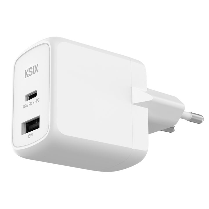 <p>El pack KSIX para iPhone 17 re&uacute;ne tres accesorios esenciales para proteger y cargar tu smartphone en cualquier momento del d&iacute;a. Incluye una funda transparente Flex MagCharge compatible con carga magn&eacute;tica, un cargador GaN de 45W con carga r&aacute;pida y un cargador inal&aacute;mbrico 3en1 plegable compatible con MagSafe&reg; para iPhone&reg;, Apple&reg; Watch y AirPods. Una soluci&oacute;n pr&aacute;ctica pensada para mantener todo tu ecosistema cargado y protegido tanto en casa como en la oficina o durante tus viajes.</p>