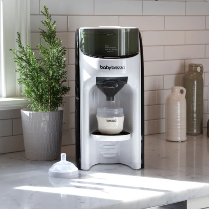 Prepara biberones perfectos en segundos con solo pulsar un bot&oacute;n. El Formula Pro Advanced mezcla autom&aacute;ticamente la f&oacute;rmula sin grumos y permite seleccionar 3 temperaturas y cantidades de 60 a 300 ml. Compatible con el 99% de las f&oacute;rmulas y con pr&aacute;cticamente todos los biberones. F&aacute;cil de programar, con panel digital, dep&oacute;sito de f&oacute;rmula herm&eacute;tico y dep&oacute;sito de agua de gran capacidad. Libre de BPA.