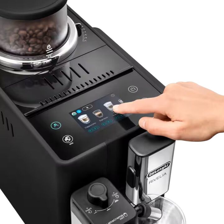 Sumérgete en el mundo del café con Rivelia. Explora infinitas variedades de granos con el sistema Bean Switch;
disfruta de una experiencia envolvente con una pantalla táctil a todo color de 3,5 pulgadas, con animaciones detalladas y rutinas de café adaptadas a ti. Remata tus bebidas con leche con una espuma fina y abundante gracias a la tecnología LatteCrema Hot, en una máquina compacta que se adapta a tu estilo.