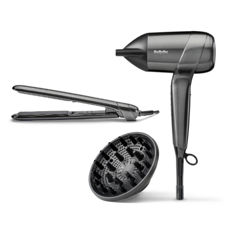 SECADOR TITANIUM SHINE
LIGERO. SUPERR&Aacute;PIDO. COMPACTO 
✓ Secado ultrarr&aacute;pido
Equipado con un motor digital de alta velocidad, ofrece un flujo de aire 
concentrado que seca el cabello de forma r&aacute;pida y precisa, reduciendo 
el tiempo de peinado sin comprometer el acabado
✓ Dise&ntilde;o compacto y c&oacute;modo
Su estructura ligera, equilibrada y ergon&oacute;mica permite un manejo 
c&oacute;modo y sin esfuerzo, ideal para un peinado suave y controlado
✓ Peinado personalizado
Con 3 ajustes de temperatura y 3 velocidades, m&aacute;s un bot&oacute;n de aire fr&iacute;o, 
puedes adaptar el secado al tipo de cabello y al estilo que desees: liso, 
con volumen o natural
✓ Control i&oacute;nico antiencrespamiento
La tecnolog&iacute;a i&oacute;nica avanzada controla el frizz, elimina la electricidad 
est&aacute;tica y potencia el brillo, dejando el cabello suave, brillante y sedoso 
tras su uso.
✓ Rizos naturales definidos
Incluye un difusor especial para rizos, que realza la textura natural y 
ayuda a conseguir unos rizos definidos, con volumen y sin 
encrespamiento.
R&Aacute;PIDO. RADIANTE. CON ESTILO.

PLANCHA TITANIUM SHINE
Alisado sin esfuerzo
Sus placas con recubrimiento de cer&aacute;mica con titanio se deslizan 
suavemente por el cabello, garantizando un peinado sin tirones y 
un acabado pulido, liso y brillante en cada pasada.
Control digital de temperatura
Con 5 ajustes digitales de calor (150 &deg;C, 170 &deg;C, 190 &deg;C, 210 &deg;C y 
230 &deg;C), puedes personalizar la temperatura seg&uacute;n el tipo de 
cabello y estilo deseado, desde el m&aacute;s fino y delicado hasta el m&aacute;s 
grueso y dif&iacute;cil de alisar.
Rendimiento profesional
Gracias al sistema de calentamiento Advanced Ceramics , la 
plancha se calienta de forma ultra r&aacute;pida y mantiene una 
temperatura constante en cada pasada para obtener resultados 
suaves, duraderos y uniformes.
Acabado sin encrespamiento
Su sistema i&oacute;nico incorporado controla el frizz y los cabellos sueltos, 
garantizando una melena suave, sedosa y con un brillo.
