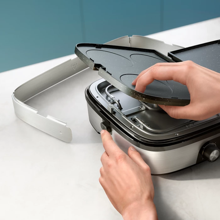 Disfruta de los deliciosos sabores de la parrilla en casa con la plancha-parrilla de Philips. Gracias a sus dos zonas de calentamiento y a sus placas reversibles, podr&aacute;s disfrutar de una cocina vers&aacute;til y de unos resultados perfectos. 
Philips HD6222/90 Plancha-Parrilla con 2 zonas de calentamiento independientes, placas reversibles y temperatura ajustable. Gran superficie de 1400 cm&sup2;, 2400 W de potencia, bandeja recogegrasas desmontable y revestimiento de piedra Maifan para un asado vers&aacute;til, r&aacute;pido y limpio.