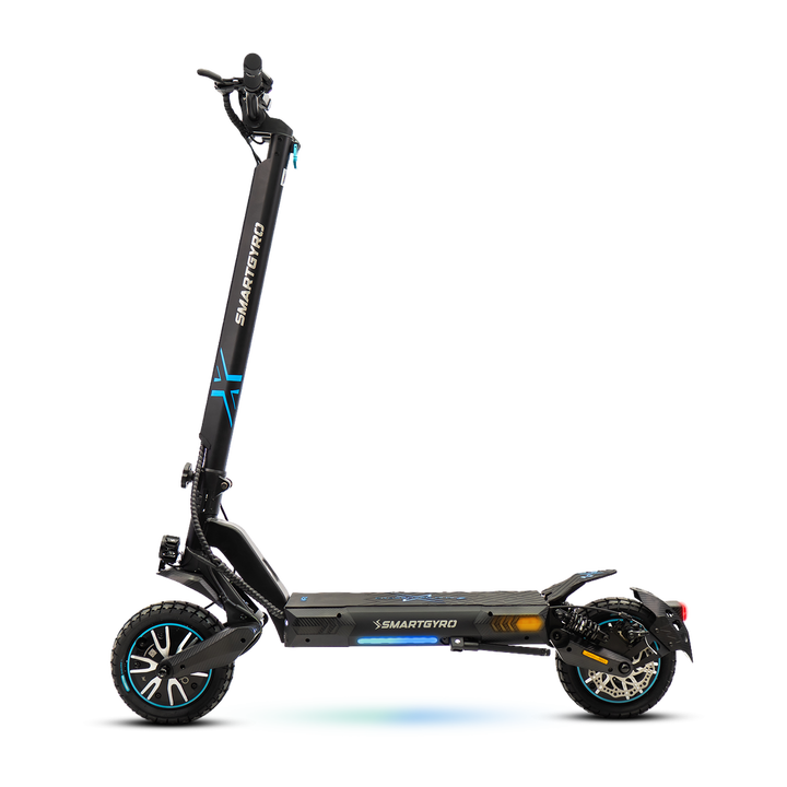 Patinete el&eacute;ctrico certificado con una potencia m&aacute;xima de 2800W con 2 motores de 500W 48V, bater&iacute;a de litio de 18.000 mAh con hasta 60 km de autonom&iacute;a, ruedas de 10" neum&aacute;ticas tubeless, suspensi&oacute;n delantera y trasera, triple frenada, intermitentes y APP compatible Smart Core