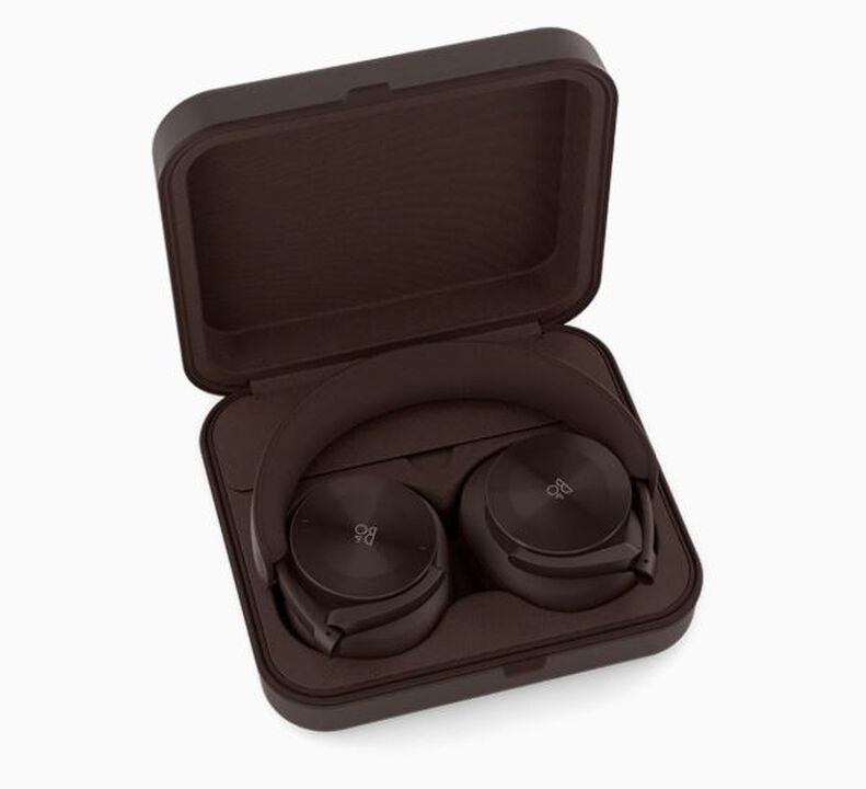 Auriculares over-ear premium Beoplay H95 con sonido de alta precisi&oacute;n y cancelaci&oacute;n de ruido activa adaptable. Dise&ntilde;ados por Bang & Olufsen, combinan artesan&iacute;a de lujo, unidades de titanio y un aislamiento excepcional para disfrutar de la m&uacute;sica sin distracciones, est&eacute;s donde est&eacute;s.