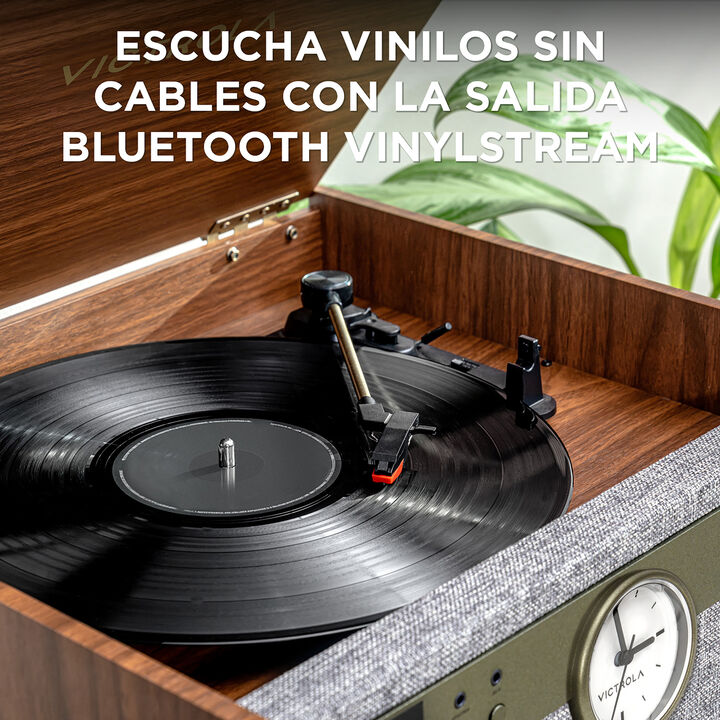 Elegancia de mediados de siglo
El tocadiscos Bluetooth&reg; Vincrola Century Signature+ aporta un elegante dise&ntilde;o de mediados de siglo al centro de m&uacute;sica todo en uno.
El Century Signature+ cuenta con un tocadiscos de 3 velocidades accionado por correa, que puede reproducir cualquiera de sus discos favoritos a trav&eacute;s de sus altavoces est&eacute;reo incorporados. Saque la colecci&oacute;n de CD para el reproductor de CD de Century o reproduzca sus cintas antiguas con la funci&oacute;n de casete.
La conectividad Bluetooth le permite reproducir m&uacute;sica desde su dispositivo inteligente o transmitir su vinilo a cualquier altavoz Bluetooth externo con tecnolog&iacute;a Vinyl Stream.

&iquest;Qu&eacute; es 6 en 1?
&iexcl;6 formas de escuchar en 1 sistema de m&uacute;sica! Escucha tus canciones favoritas a trav&eacute;s de:
1. Tocadiscos
2. Reproductor de CD
3. Reproductor de casetes
4. Reproductor de entrada auxiliar
5. Entrada Bluetooth
6. Salida Bluetooth (VinylStream)