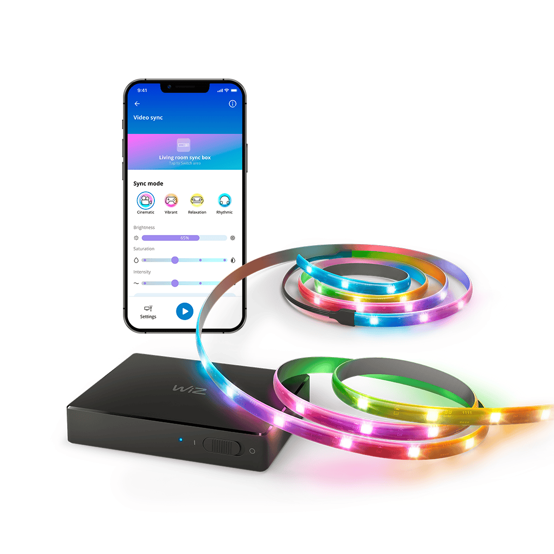 Transforma tu sala en un cine inmersivo con el WiZ HDMI Sync Box starter kit para TV de 55"-65". Este pack combina el cerebro de tu iluminación, el WiZ HDMI Sync Box, con las luces necesarias para que la acción de tu televisor salte a la pared.

El kit incluye una tira de luces LED diseñada para instalarse fácilmente detrás de televisores de entre 55 y 65 pulgadas. El Sync Box se conecta a tu televisor y a tus dispositivos (como consolas o reproductores de Blu-ray) para que las luces de la tira cambien de color y brillo en tiempo real, siguiendo cada escena.

El pack también incluye una barra de luz WiZ de 30cm RGBIC que puedes colocar en cualquier lugar de la habitación. Al ser parte del ecosistema WiZ, esta barra se sincronizará con el resto de las luces para crear un ambiente envolvente que se adapte perfectamente a tus películas, series o videojuegos favoritos.

Todo el sistema funciona con Wi-Fi, por lo que no necesitas ningún Bridge o dispositivo adicional. Controla y personaliza toda la experiencia desde la aplicación de WiZ en tu teléfono.