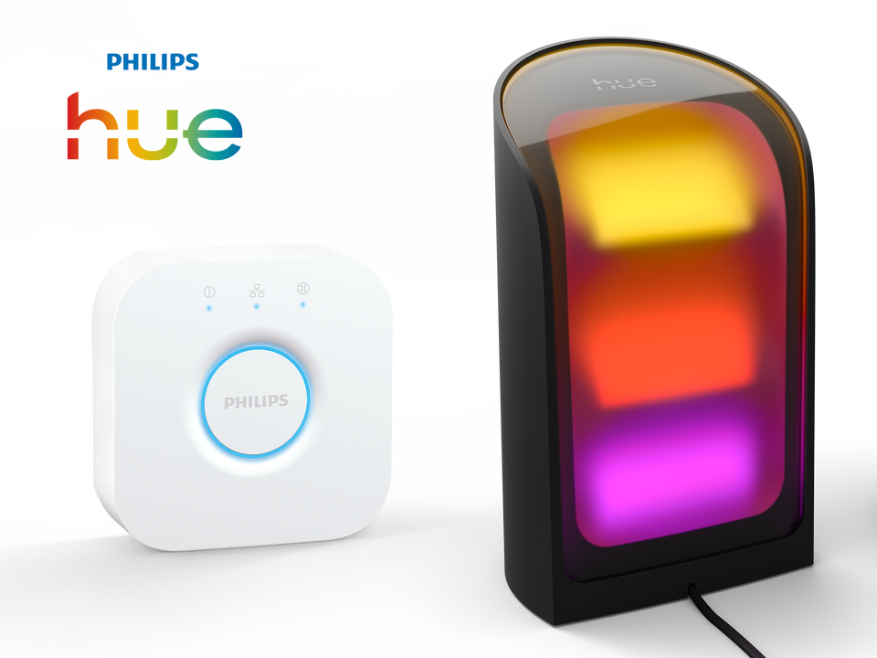 El conjunto incluye dos unidades de la l&aacute;mpara de pared Philips Hue Play y el Philips Hue Bridge. Los focos Hue Play son ideales para crear ambientes en tu hogar, ya que proyectan una luz de color vibrante sobre la pared. Col&oacute;calos en el suelo para iluminar un rinc&oacute;n, detr&aacute;s del sof&aacute; para una luz ambiental o a los lados de la televisi&oacute;n para una inmersi&oacute;n total en tus pel&iacute;culas y juegos.

El Hue Bridge es el cerebro que conecta todo el sistema. Con &eacute;l, podr&aacute;s controlar hasta 50 luces desde tu smartphone, configurar rutinas, sincronizar las luces con tus pel&iacute;culas y m&uacute;sica, e incluso controlarlas por voz. Juntos, estos dos productos te dan la posibilidad de transformar completamente el ambiente de tu hogar con solo tocar un bot&oacute;n.