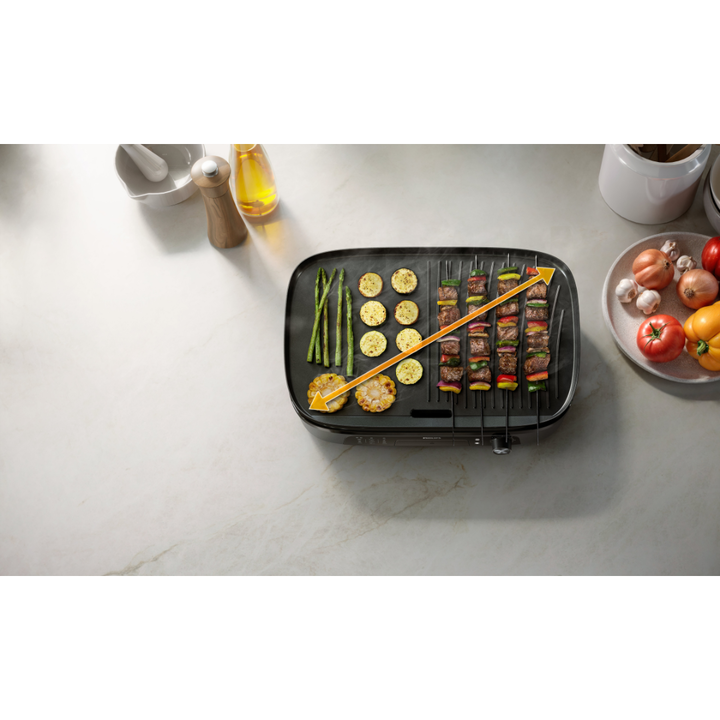 Disfruta de los deliciosos sabores de la parrilla en casa con la plancha-parrilla de Philips. Gracias a sus dos zonas de calentamiento y a sus placas reversibles, podr&aacute;s disfrutar de una cocina vers&aacute;til y de unos resultados perfectos. 
Philips HD6222/90 Plancha-Parrilla con 2 zonas de calentamiento independientes, placas reversibles y temperatura ajustable. Gran superficie de 1400 cm&sup2;, 2400 W de potencia, bandeja recogegrasas desmontable y revestimiento de piedra Maifan para un asado vers&aacute;til, r&aacute;pido y limpio.
