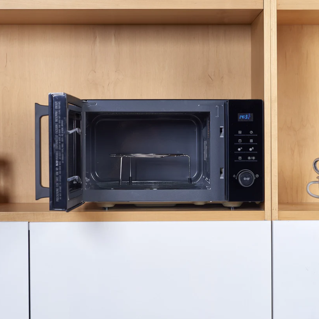 Laurent 25 Black es un microondas digital con grill, de Taurus. Dispone de 10 niveles de potencia, función de inicio programado y 25 litros de capacidad. La potencia del microondas es de 900W y la del grill de 1000W. Prepara deliciosos platos con en el microondas Laurent 25 Black.