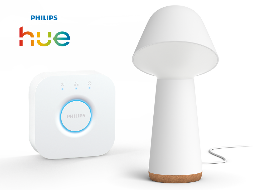 Dale a tu dormitorio un toque de magia con este pack de Philips Hue, la combinación perfecta para empezar y terminar tu día de la mejor manera.

El pack incluye la lámpara de mesilla Philips Hue Twilight y el Philips Hue Bridge. La lámpara Twilight es tu aliada para crear ambientes relajantes y confortables, gracias a sus dos botones de control y su luz personalizable con millones de colores. Usa la luz cálida para leer o la fría para concentrarte, o déjate llevar por sus efectos predeterminados, como un amanecer suave que te ayuda a despertar o un atardecer que te invita a descansar.

El Hue Bridge es el cerebro que conecta todo el sistema. Te permite controlar hasta 50 luces desde tu móvil, configurar rutinas, sincronizar las luces con tus películas y música, e incluso controlarlas por voz. Juntos, estos dos productos te ofrecen un control total para crear la atmósfera perfecta en tu mesilla de noche, a cualquier hora del día.