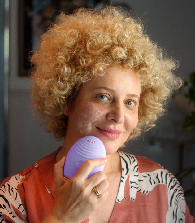 LUNA 4 plus: el mejor cepillo de silicona exfoliante y escultor facial con terapia de luz LED roja y de luz infrarroja cercana. Conexi&oacute;n con app, muy personalizable y con 16 intensidades T-Sonic.