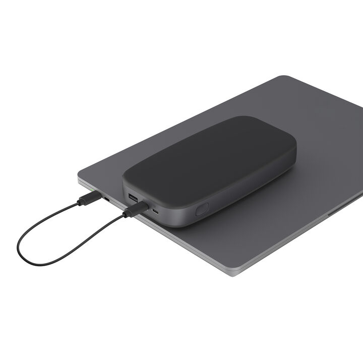 "POWERBANK 27000 MAH 

La Powerbank 27000 mAh tiene un dise&ntilde;o suave y gracias a la funci&oacute;n de carga r&aacute;pida es m&aacute;s r&aacute;pida que nunca. Con Power Delivery de 65 W, tus dispositivos, incluido tu port&aacute;til, estar&aacute;n listos para funcionar antes de que te des cuenta. La Powerbank 27000 mAh puede cargar tu tel&eacute;fono hasta 9 veces, tu tablet hasta 3 veces y tu port&aacute;til hasta 2 veces.  
	- Carga ultrarr&aacute;pida con suministro de energ&iacute;a de 65 W 
	- Carga hasta el 50% en 30 min 
	- 6 caracter&iacute;sticas de seguridad 
	- Aprobado para avi&oacute;n 
	- Carga tu tel&eacute;fono hasta 9 veces 
	- Carga tu port&aacute;til hasta 2 veces "