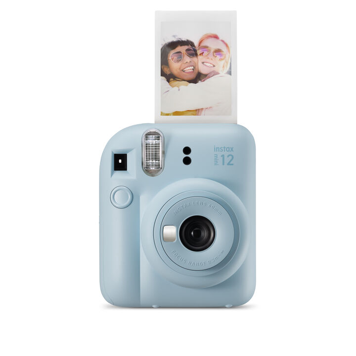 Nuestra instax mini 12 es tu compa&ntilde;era de aventuras perfecta.
Con su ic&oacute;nico e &ldquo;hinchable&rdquo; dise&ntilde;o, no necesitar&aacute;s ser un experto en fotograf&iacute;a.
Con sus controles intuitivos, esta c&aacute;mara est&aacute; llena de diversi&oacute;n.
Fotos instant&aacute;neas con acabado brillante en solo 90 segundos.
Su funcionamiento sencillo y su dise&ntilde;o atractivo convierte a instax en el complemento perfecto para cualquier ocasi&oacute;n.
Adem&aacute;s ll&eacute;vatela con 3 packs de 20 fotos cada pack