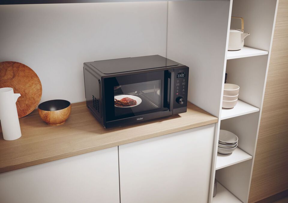 VERSATILIDAD, POTENCIA Y TECNOLOG&Iacute;A INTELIGENTE EN UN SOLO ELECTRODOM&Eacute;STICO.

Este microondas combinado de libre instalaci&oacute;n est&aacute; pensado para quienes buscan rapidez sin renunciar a resultados m&aacute;s elaborados. Gracias a sus funciones avanzadas y conectividad, convierte la cocina diaria en una experiencia m&aacute;s c&oacute;moda y eficiente.

Con una capacidad de 25 litros, ofrece espacio suficiente para calentar, cocinar o gratinar con total comodidad, integrando funciones que van m&aacute;s all&aacute; del microondas tradicional.