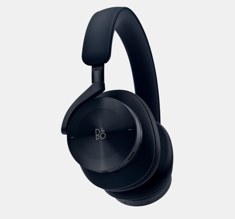 Auriculares premium over-ear Beoplay H95 Navy con sonido de alta precisi&oacute;n, drivers de titanio de 40 mm y cancelaci&oacute;n activa de ruido adaptable con 5 niveles. Dise&ntilde;o exclusivo de Bang & Olufsen que combina lujo, comodidad y una experiencia de escucha excepcional en cualquier entorno.