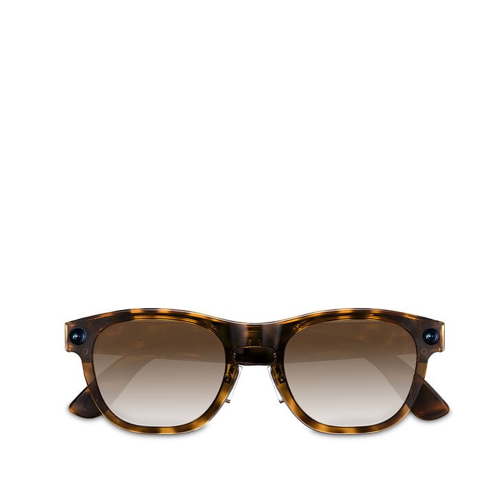 <p><b>Una nueva forma de moverte y comunicarte. </b>Las IRIS son unas gafas inteligentes que combinan un dise&ntilde;o c&oacute;modo y discreto con funciones avanzadas para acompa&ntilde;arte en el d&iacute;a a d&iacute;a. Permiten grabar, escuchar, pedir ayuda a la IA o entenderte en otros idiomas de forma sencilla mediante la voz y gestos.</p>

<p><b><u>Caracter&iacute;sticas:</u></b></p>

<p><li><b>Integraci&oacute;n con ChatGPT e IA conversacional. </b>Pregunta, consulta y aclara dudas en tiempo real sin sacar el m&oacute;vil del bolsillo. La IA te ayuda a organizar ideas, obtener informaci&oacute;n, redactar mensajes o aclarar indicaciones, convirtiendo las gafas en un asistente personal siempre disponible.</li></p>

<p><li><b>Lentes fotocrom&aacute;ticas. </b>Las lentes se adaptan autom&aacute;ticamente a los cambios de luz, aportando mayor comodidad tanto en exteriores como en interiores sin necesidad de cambiar de gafas.</li></p>

<p><li><b>C&aacute;mara Full HD con estabilizaci&oacute;n. </b>Incluye una c&aacute;mara Full HD 1080p con estabilizaci&oacute;n de v&iacute;deo para grabar tus momentos con buena nitidez y una imagen m&aacute;s fluida, incluso cuando caminas o est&aacute;s en movimiento. Ideal para viajes, planes o contenido r&aacute;pido sin usar las manos.</li></p>

<p><li><b>Conectividad Wi‑Fi 6 y Bluetooth. </b>Disfruta de una sincronizaci&oacute;n &aacute;gil con tus dispositivos y de una conexi&oacute;n m&aacute;s r&aacute;pida y fiable para llamadas, control, transmisi&oacute;n y servicios basados en IA.</li></p>

<p><li><b>Control por voz sin conexi&oacute;n. </b>Accede a funciones esenciales incluso sin cobertura o sin depender de Internet, ofreciendo una forma pr&aacute;ctica y r&aacute;pida de control en exteriores y desplazamientos.</li></p>

<p><li><b>Traducci&oacute;n cara a cara con IA. </b>Facilita conversaciones con personas que hablan otros idiomas gracias a la traducci&oacute;n en tiempo real, ideal para viajes, trabajo o entornos internacionales.</li></p>

<p><li><b>Audio est&eacute;reo adaptable. </b>Cuenta con audio est&eacute;reo 2.0 y tres modos de sonido para escuchar m&uacute;sica, indicaciones o respuestas de la IA, ajustando la experiencia seg&uacute;n el entorno.</li></p>

<p><b><u>Caracter&iacute;sticas t&eacute;cnicas:</u></b></p>
<ul>
<li>Integraci&oacute;n con ChatGPT e IA conversacional</li>
<li>C&aacute;mara Full HD 1080p con estabilizaci&oacute;n de v&iacute;deo</li>
<li>Conectividad Wi‑Fi 6 y Bluetooth</li>
<li>Control por voz sin conexi&oacute;n (offline)</li>
<li>Traducci&oacute;n cara a cara con IA</li>
<li>Audio est&eacute;reo 2.0 con tres modos de sonido</li>
<li>Dise&ntilde;o ergon&oacute;mico con almohadillas ajustables</li>
<li>Memoria interna de 16 GB</li>
<li>Autonom&iacute;a optimizada para uso diario (5&ndash;7 d&iacute;as)</li>
<li>Protecci&oacute;n IP54 contra polvo y salpicaduras</li>
</ul>
