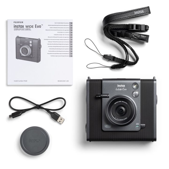 Disfruta de una experiencia h&iacute;brida digital de estilo anal&oacute;gico inigualable con la c&aacute;mara instant&aacute;nea h&iacute;brida instax WIDE Evo&trade;, nuestra c&aacute;mara fotogr&aacute;fica m&aacute;s premium y creativa hasta la fecha.

Dise&ntilde;ada para llevar tu creatividad a lo m&aacute;s alto, esta c&aacute;mara instant&aacute;nea h&iacute;brida captura cada momento con amplitud y estilo, tanto en lo visual como en lo imaginativo. Su elegante acabado en gris marengo premium, combinado con detalles en negro azabache, resalta su dise&ntilde;o &uacute;nico.

Equipada con controles anal&oacute;gicos excepcionales, como su distintiva palanca de impresi&oacute;n, es mucho m&aacute;s que una c&aacute;mara: es la c&aacute;mara para los apasionados de la fotograf&iacute;a.

Adem&aacute;s ll&eacute;vate la funda, el mejor accesorio para seguir creando obras maestras. Dise&ntilde;ada especialmente para adaptarse a su especial forma, esta funda proporciona una protecci&oacute;n completa contra rayones, polvo y suciedad.
Su dise&ntilde;o envolvente mantiene tu c&aacute;mara segura, permiti&eacute;ndote llevarla contigo en b&uacute;squeda de tu pr&oacute;xima fotograf&iacute;a.
Con un acabado elegante, minimalista y con un toque retro, la funda para instax WIDE Evo&trade; combina funcionalidad y estilo, asegurando que tu c&aacute;mara est&eacute; siempre lista para capturar tu pr&oacute;xima creaci&oacute;n.

Y para que no te quedes sin fotos incluye 60 pel&iacute;culas