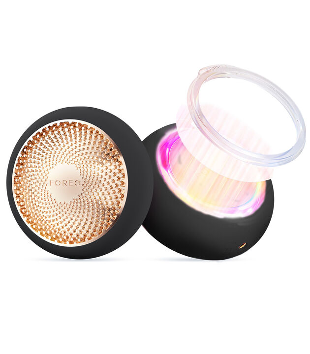 Un dispositivo de fototerapia antiedad de 2 min. para infusi&oacute;n de productos con fr&iacute;o, calor, masajeador facial T-Sonic y luz LED de espectro completo. Trae 22 rutinas preprogramadas de mascarillas, con 8 preconfiguradas.