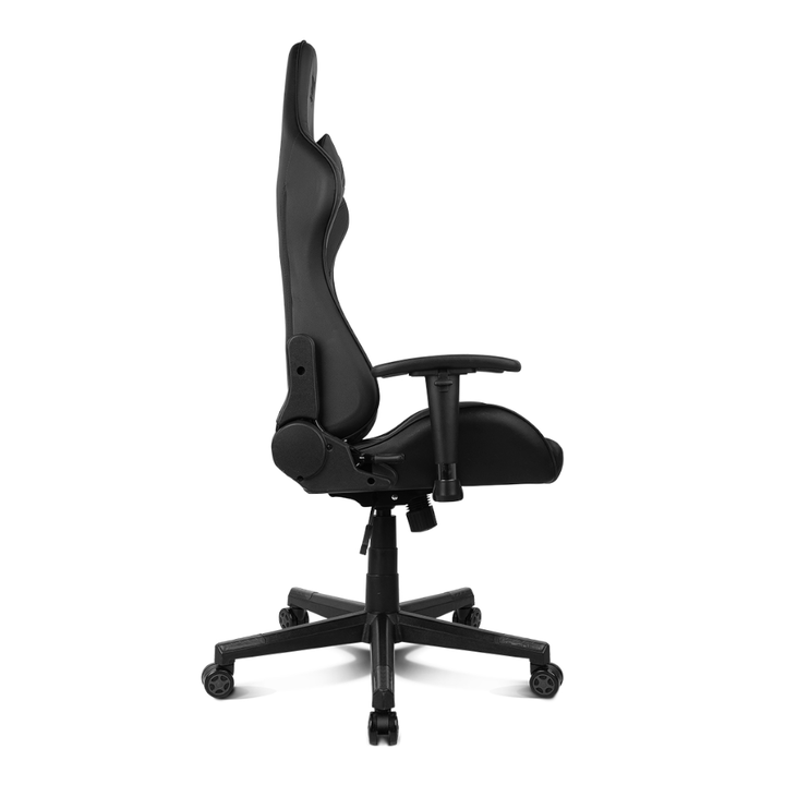 <p>La silla gaming Drift DR90 Pro V8 es la elecci&oacute;n perfecta para jugadores y personas que pasan largas horas frente al ordenador. Su dise&ntilde;o ergon&oacute;mico incluye reposabrazos ajustables en altura y &aacute;ngulo lateral, lo que proporciona un soporte &oacute;ptimo para mantener una postura c&oacute;moda. La estructura de metal garantiza estabilidad y un desplazamiento suave, mientras que el tapizado en tela suave de alta calidad permite una buena transpiraci&oacute;n durante las sesiones prolongadas. Con un pist&oacute;n de gas de clase 4, esta silla soporta hasta 150 kilos y ofrece un ajuste de altura vers&aacute;til. Su respaldo reclinable hasta 135 grados se adapta a la forma de la espalda, facilitando el juego, el trabajo o el descanso. Adem&aacute;s, incorpora cojines lumbar y cervical que ayudan a mantener una buena postura y cuidan la salud de la espalda y el cuello, permitiendo disfrutar de largas horas de uso sin molestias.</p>