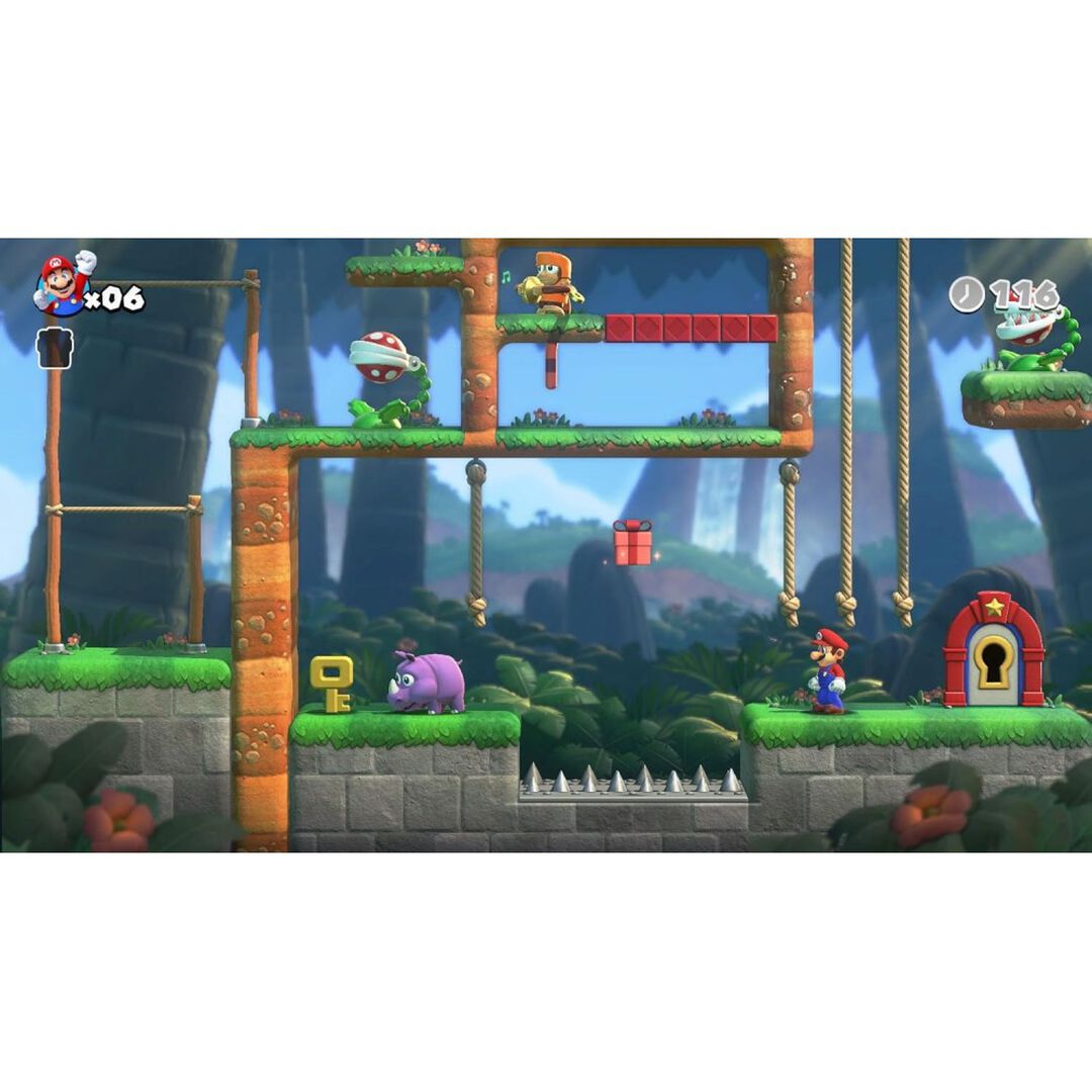 MARIO VS DONKEY KONG NINTENDO SWITCH VERSIÓN ESPAÑOLA

¡Estos juguetes tienen cuerda para rato!

La chispa de rivalidad que prendió en Game Boy Advance se reaviva en Mario vs. Donkey Kong para Nintendo Switch, que cuenta con gráficos totalmente nuevos. Resuelve todo tipo de puzles y pon a prueba tus dotes para las plataformas en tu afán por recuperar los Minimarios robados.

¡Arrebátale los Minimarios a Donkey Kong!

Donkey Kong quería hacerse con el nuevo Minimario de juguete, pero, como ya no quedaba ni uno, decidió irrumpir en la fábrica y robar todas las existencias. ¡Ahora le toca a Mario ir detrás de él para recuperar los juguetes!

Pon a prueba tu ingenio con puzles y plataformas

¡Te aguardan niveles repletos de puzles! Avanza por ellos y usa la llave para abrir la puerta tras la que se oculta un Minimario.

Observa el entorno con atención, tira de astucia para decidir la mejor ruta y lúcete en las plataformas para superar obstáculos y llegar hasta los juguetes robados.
¡Diversión para dos!

Pásale un mando a otro jugador para que te eche una mano en el modo cooperativo local. Con la ayuda de un amigo o un familiar, ¡quizá descubras nuevas rutas a través de niveles peliagudos!
