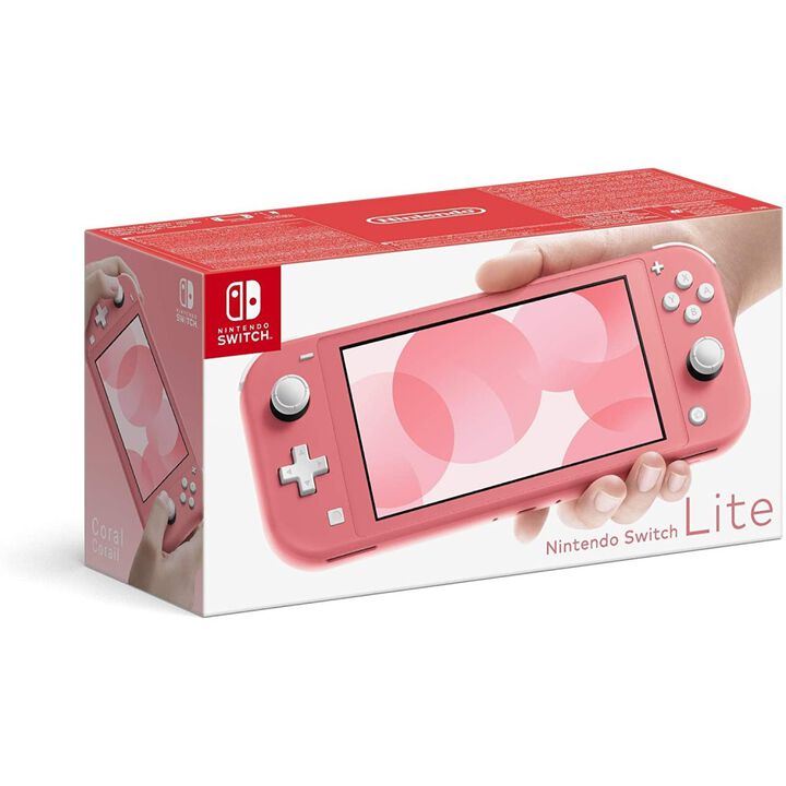 NINTENDO SWITCH LITE CORAL + JUST DANCE 25 EN CAJA CON CODIGO DESCARGA DIGITAL JUEGO COMPLETO VERSI&Oacute;N ESPA&Ntilde;OLA GARANT&Iacute;A EUROPEA 
NINTENDO SWITCH LITE CORAL 

Nintendo Switch Lite color coral, la nueva incorporaci&oacute;n a la familia Nintendo Switch, es una consola compacta, ligera y f&aacute;cil de transportar, que cuenta con controles integrados.

 

Con Nintendo Switch Lite se puede jugar a todos los programas de Nintendo Switch que son compatibles con el modo port&aacute;til. Es ideal para los usuarios que prefieran jugar fuera o para aquellos que quieran jugar en l&iacute;nea o de manera local en el modo multijugador con familiares o amigos que tengan una consola Nintendo Switch insignia.

 

Como se trata de una consola enfocada al juego port&aacute;til, Nintendo Switch Lite no puede conectarse al televisor.

Nintendo Switch Lite, la nueva incorporaci&oacute;n a la familia Nintendo Switch, es una consola compacta, ligera y f&aacute;cil de transportar, que cuenta con controles integrados.

Con Nintendo Switch Lite se puede jugar a todos los programas de Nintendo Switch que son compatibles con el modo port&aacute;til. Es ideal para los usuarios que prefieran jugar fuera o para aquellos que quieran jugar en l&iacute;nea o de manera local en el modo multijugador con familiares o amigos que tengan una consola Nintendo Switch insignia.

Como se trata de una consola enfocada al juego port&aacute;til, Nintendo Switch Lite no puede conectarse al televisor.

Lleva tus juegos favoritos contigo f&aacute;cilmente

Si un juego es compatible con funciones del mando Joy-Con como, por ejemplo, la vibraci&oacute;n HD, la c&aacute;mara infrarroja de movimiento y los sensores de movimiento, ciertas caracter&iacute;sticas del juego no estar&aacute;n disponibles si se utiliza solo la consola Nintendo Switch Lite. En ese caso, se requieren mandos Joy-Con (a la venta por separado) para poder disfrutar de dichas caracter&iacute;sticas.

En el caso de juegos que no sean compatibles con el modo port&aacute;til, los jugadores pueden conectar mandos Joy-Con (a la venta por separado) de manera inal&aacute;mbrica a Nintendo Switch Lite. Los usuarios deber&aacute;n tener un dispositivo para cargar los mandos Joy-Con, como, por ejemplo, el soporte de carga para mandos Joy-Con. Para comprobar la compatibilidad de t&iacute;tulos espec&iacute;ficos con los distintos modos de juego, se puede consultar la caja del producto o visitar Nintendo eShop.

Conecta hasta ocho consolas para partidas multijugador

Multijugador local

Se pueden conectar hasta ocho consolas Nintendo Switch o Nintendo Switch Lite para jugar a juegos competitivos o cooperativos.

Multijugador en l&iacute;nea

Si te suscribes a Nintendo Switch Online, podr&aacute;s jugar con amigos u otros jugadores de todo el mundo, acceder a un cat&aacute;logo en constante crecimiento de juegos cl&aacute;sicos de NES con funciones en l&iacute;nea a&ntilde;adidas, disfrutar de ofertas exclusivas como TETRIS&reg; 99 y cupones para juegos de Nintendo Switch, y mucho m&aacute;s.

Men&uacute; HOME

Desde el men&uacute; HOME puedes iniciar juegos y seleccionar ajustes. Aqu&iacute;, adem&aacute;s de gestionar tu lista de amigos y cuentas de usuario, tambi&eacute;n puedes cambiar la configuraci&oacute;n de la consola.

Funciones principales del men&uacute; HOME:

    Noticias: Tu Nintendo Switch estar&aacute; al d&iacute;a de lo &uacute;ltimo en juegos.
    Nintendo eShop: Encuentra y compra la versi&oacute;n completa de los juegos, as&iacute; como contenidos descargables.
    &Aacute;lbum: Gracias al bot&oacute;n de captura, podr&aacute;s hacer capturas de pantalla y guardar v&iacute;deos de determinados juegos con facilidad. Luego podr&aacute;s verlos, editarlos y compartirlos en las redes sociales desde el &aacute;lbum.

Una consola enfocada al juego port&aacute;til

Ideal para los jugadores que no se est&aacute;n quietos.

Nintendo Switch Lite, la nueva incorporaci&oacute;n a la familia Nintendo Switch, es una consola compacta, ligera y f&aacute;cil de transportar, que cuenta con controles integrados.

Con Nintendo Switch Lite se puede jugar a todos los programas de Nintendo Switch que son compatibles con el modo port&aacute;til. Es ideal para los usuarios que prefieran jugar fuera o para aquellos que quieran jugar en l&iacute;nea o de manera local en el modo multijugador con familiares o amigos que tengan una consola Nintendo Switch insignia.

Como se trata de una consola enfocada al juego port&aacute;til, Nintendo Switch Lite no puede conectarse al televisor.
JUST DANCE 25 

  
40 NUEVAS Y DIVERTIDAS CANCIONES PARA TODOS

Just Dance 2025 Edition incluye canciones para todos los gustos. Baila los &eacute;xitos del momento, los himnos de las fiestas pop, los cl&aacute;sicos atemporales, los fen&oacute;menos virales de internet y muchas canciones m&aacute;s, como:

    &laquo;yes, and?&raquo; de Ariana Grande
    &laquo;Unstoppable&raquo;de Sia
    &laquo;Poker Face&raquo; de Lady Gaga
    &laquo;Basket Case&raquo; de Green Day
    &laquo;Calabria 2007&raquo; de Enur Ft. Natasja

 

ELIGE TU DESAF&Iacute;O: F&Aacute;CIL O INTENSO

Ya juegues con tu familia o con amigos, encontrar&aacute;s coreograf&iacute;as para todos los gustos, desde las m&aacute;s f&aacute;ciles hasta las m&aacute;s exigentes. Algunas canciones incluso ofrecen distintos niveles de dificultad seg&uacute;n el profe que elijas.

 
SIEMPRE HAY UNA RAZ&Oacute;N PARA BAILAR DURANTE TODO EL A&Ntilde;O*

&iexcl;Participa en eventos tem&aacute;ticos de temporada durante todo el a&ntilde;o con nuevas y emocionantes canciones, un medidor de progreso y nuevas recompensas!

 
MODO ENTRENAMIENTO PARA ENTUSIASTAS DEL FITNESS

Inicia tu rutina de fitness y ejerc&iacute;tate mientras te diviertes con el modo entrenamiento. El contador de calor&iacute;as quemadas y el tiempo que pasas bailando te servir&aacute;n de motivaci&oacute;n.

 
UNA SOLA PLATAFORMA CON TODO EL CONTENIDO

Ya teng&aacute;is Just Dance 2023&reg; Edition, Just Dance&reg; 2024 Edition o Just Dance&reg; 2025 Edition, tus amigos y t&uacute; podr&eacute;is conectaros a la misma plataforma. &iexcl;Y si tienes varias ediciones, todo el contenido estar&aacute; en un mismo lugar!

 

&iquest;Quieres que siga la fiesta? Suscr&iacute;bete a Just Dance+ y tendr&aacute;s acceso a cientos de canciones y eventos especiales dentro del juego.**

 

 

DISCLAIMERS:

Solo c&oacute;digo de descarga. Este producto no incluye una tarjeta de juego o un disco. Se necesita conexi&oacute;n a internet, una cuenta de Ubisoft, una cuenta de la consola correspondiente y una suscripci&oacute;n a la plataforma (se vende por separado).

*Contenido adicional disponible de forma peri&oacute;dica y por tiempo limitado durante los 12 meses posteriores al lanzamiento del juego. Se necesita descarga.

**Just Dance&reg;+ es un servicio de streaming al que se puede jugar a trav&eacute;s de Just Dance&reg; 2023 Edition, Just Dance&reg; 2024 Edition y Just Dance&reg; 2025 Edition y que otorga acceso a canciones adicionales. Sujeto a t&eacute;rminos y condiciones. Se necesita una cuenta de Ubisoft, una cuenta de consola, acceso a internet permanente y el pago de una cuota y/o una tarifa de suscripci&oacute;n. Pueden aplicarse restricciones de edad o territorio.

&copy; 2024 Ubisoft Entertainment. All Rights Reserved. Just Dance, Ubisoft, and the Ubisoft logo are registered or unregistered trademarks of Ubisoft Entertainment in the US and/or other countries.