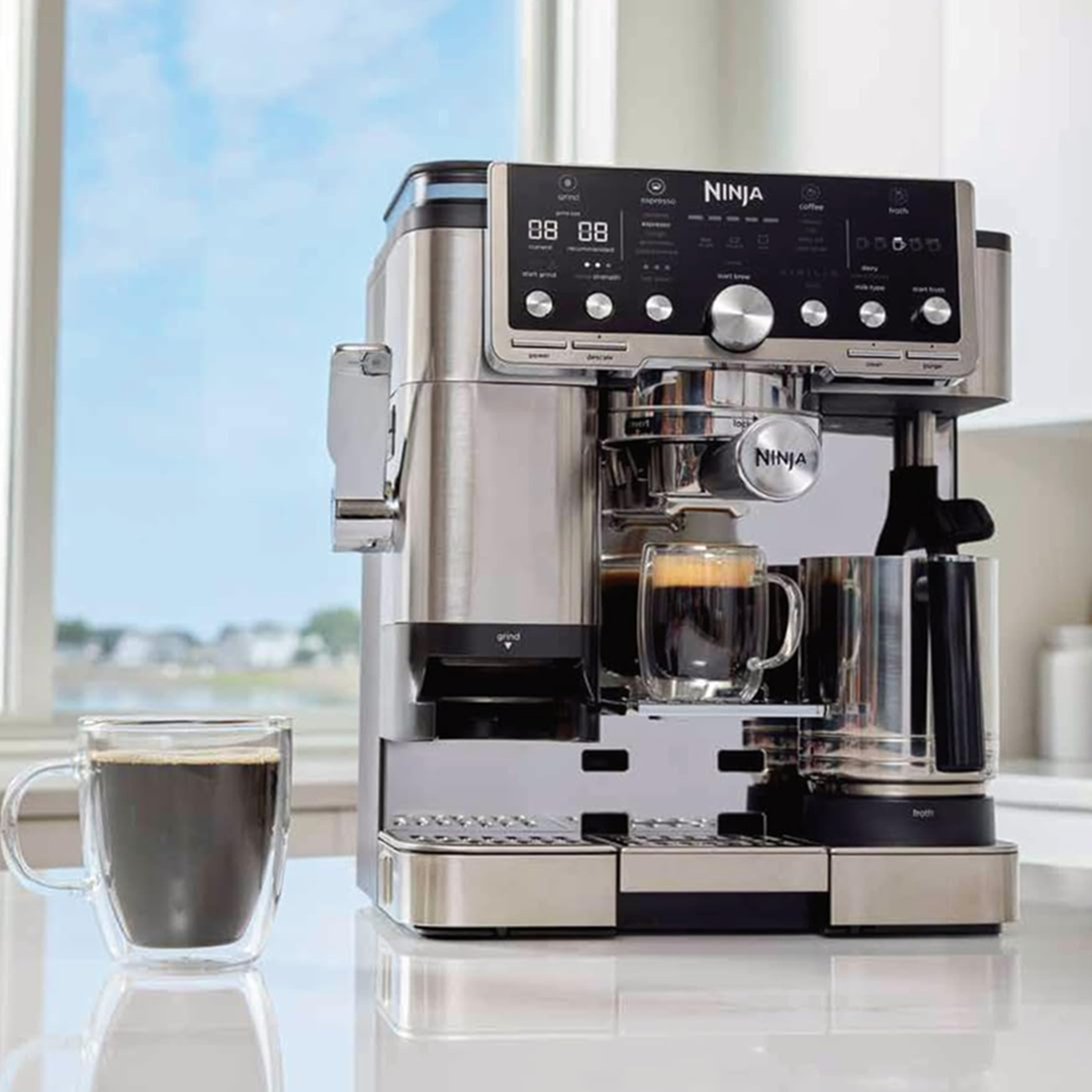 Descubre Luxe Café Premier, la cafetera Ninja que te ayuda a preparar bebidas con calidad de barista en minutos. Esta versátil cafetera 3 en 1, con opciones para espresso, cold brew y café de filtro, simplifica la preparación del café e incluye un molinillo integrado para mayor comodidad