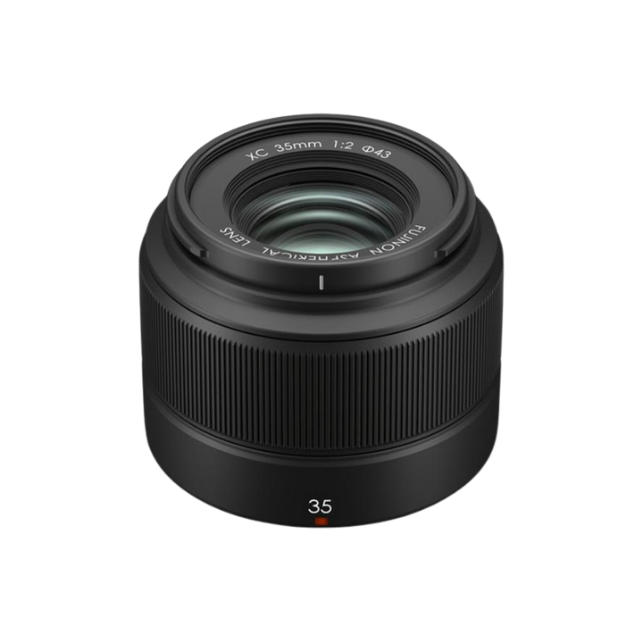 <p>Una lente elegante y liviana, la XC 35mm F2 R ofrece una distancia focal equivalente a 53 mm con un campo de visi&oacute;n natural y un dise&ntilde;o extremadamente port&aacute;til.</p>
<p>Incorpora dos elementos asf&eacute;ricos que reducen aberraciones esf&eacute;ricas y distorsiones, logrando una nitidez sobresaliente y una reproducci&oacute;n precisa.</p>
<p>Su sistema de enfoque autom&aacute;tico con motor paso a paso garantiza un enfoque r&aacute;pido, silencioso y preciso, mientras que su diafragma redondeado de nueve hojas produce un bokeh suave y agradable.</p>
<p>Su dise&ntilde;o compacto y ligero la convierte en una lente ideal para uso diario, ofreciendo gran calidad sin a&ntilde;adir peso innecesario al equipo.</p>
<p>Dise&ntilde;ada para c&aacute;maras sin espejo Fujifilm X-Mount con sensor APS-C, proporcionando una distancia focal equivalente a 53 mm.</p>
<p>La apertura m&aacute;xima F2 permite trabajar en condiciones de poca luz y ofrece mayor control sobre la profundidad de campo.</p>
<p>Su dise&ntilde;o de enfoque interno mantiene la longitud total de la lente durante el uso y mejora la velocidad de enfoque.</p>
<p>⭐ ESPECIFICACIONES T&Eacute;CNICAS:</p>
<ul>
<li>🔭 Distancia focal: 35 mm.</li>
<li>⚙️ Apertura m&aacute;xima: F2.</li>
<li>⚙️ Apertura m&iacute;nima: F16.</li>
<li>🔗 Montura: Fujifilm X.</li>
<li>🔗 Formato compatible: APS-C.</li>
<li>🔭 &Aacute;ngulo de visi&oacute;n: 44.2&ordm;.</li>
<li>📐 Distancia m&iacute;nima de enfoque: 35 cm.</li>
<li>🔭 Aumento m&aacute;ximo: 0.14x.</li>
<li>📐 Construcci&oacute;n &oacute;ptica: 9 elementos en 6 grupos.</li>
<li>⚙️ Diafragma de 9 hojas.</li>
<li>⚙️ Tipo de enfoque: Autofocus.</li>
<li>⚙️ Estabilizador de imagen: No.</li>
<li>📐 Tama&ntilde;o del filtro: 43 mm.</li>
<li>📐 Dimensiones: 58.4 &times; 46.5 mm.</li>
<li>⚖️ Peso: 130 g.</li>
</ul>