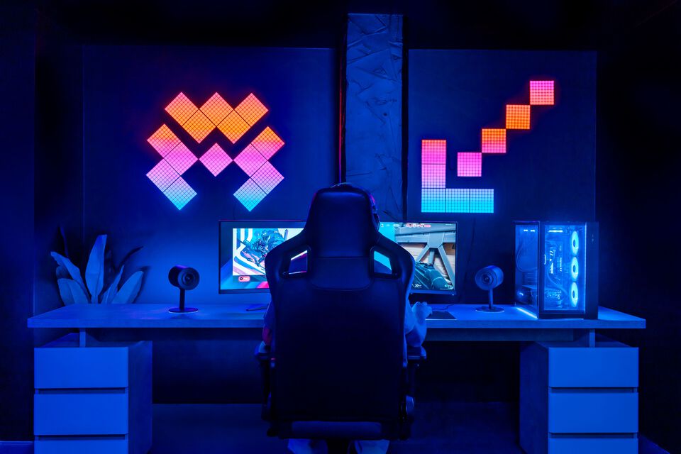 Los paneles LED Squares son la m&aacute;xima expresi&oacute;n en decoraci&oacute;n de paredes personalizable, a&ntilde;adiendo un elemento interactivo a tu dise&ntilde;o interior y a tu setup de gaming.&nbsp;Los paneles modulares reproducen contenido infinito controlado por app, desde arte animado pixel-perfect, GIFs y efectos personalizables en m&aacute;s de 16 millones de colores. Squares se integran perfectamente con el gaming y se conectan virtualmente con cualquier otra luz Twinkly para displays sincronizados. Solo para uso en interiores.