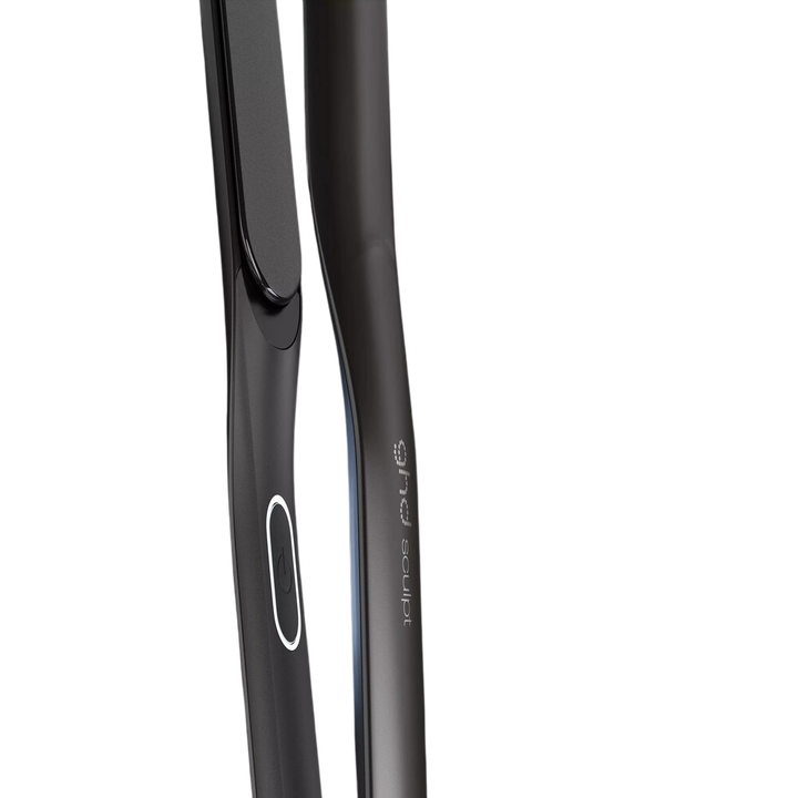 La ghd Sculpt Negra inaugura una nueva generaci&oacute;n de planchas de pelo gracias a su innovadora tecnolog&iacute;a de adaptaci&oacute;n inteligente al calor mediante inteligencia artificial. Aprende en tiempo real c&oacute;mo peinas tu cabello y ajusta autom&aacute;ticamente la temperatura para conseguir un alisado perfecto, ondas definidas o rizos con cero da&ntilde;o por calor