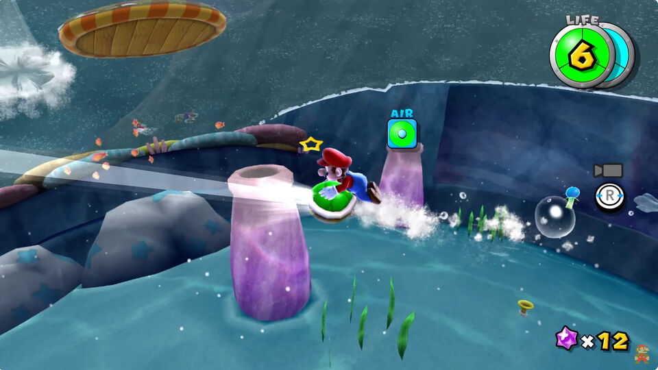 SUPER MARIO GALAXY + SUPER MARIO GALAXY 2 NINTENDO SWITCH VERSIÓN ESPAÑOLA

¡EL ESPACIO AGUARDA EN DOS CLÁSICAS AVENTURAS GALÁCTICAS!
¡Embárcate en un par de andanzas interestelares mejoradas en Super Mario Galaxy + Super Mario Galaxy 2 para Nintendo Switch! Recorre el espacio en busca de hiperestrellas, supera todo un universo de retos y, por encima de todo... ¡párale los pies a Bowser!
NOVEDADES:
Super Mario Galaxy + Super Mario Galaxy 2 para Nintendo Switch incluye diversas mejoras:
Ambos juegos ofrecen gráficos optimizados.
Es posible hacer uso del modo con ayuda para facilitar la aventura. Gracias a él, dispondrás de más energía durante la partida, te curarás si no te mueves y regresarás a terreno sólido si caes al espacio. Puedes activar o desactivar este modo en cualquier momento.
Se incluye un capítulo adicional del libro de Estela en Super Mario Galaxy, junto con un nuevo cuento en Super Mario Galaxy 2.
Puedes escuchar la banda sonora de cada juego desde el menú principal. ¡Se incluyen 154 temas en total!
MEJORAS PARA NINTENDO SWITCH 2
¡Super Mario Galaxy + Super Mario Galaxy 2 dispondrá de una actualización gratuita para Nintendo Switch 2! Podrás disfrutar de ambos juegos con resoluciones de hasta 4K en el modo televisor y 1080p en los modos portátil y sobremesa.
SUPER MARIO GALAXY
UNA AVENTURA ESTELAR
¡Despega por los aires y vive una experiencia que desafía las leyes de la gravedad! Explora planetas, recupera las maxiestrellas y recorre el universo en el Planetarium del Cometa con el fin de impedir que Bowser cree su propia galaxia.
UNA NOCHE, BAJO EL FIRMAMENTO ESTRELLADO...
Durante la noche del Festival de las Estrellas, polvo de estrellas cae del cielo. Todos los habitantes del Reino Champiñón disfrutan del festejo, hasta que Bowser ataca de improviso, se lleva el castillo por los aires (princesa Peach incluida) ¡y deja a Mario orbitando en medio del espacio!
Por suerte, pronto lo rescata un Destello, un ser de lo más peculiar, y se lo lleva al Planetarium del Cometa, donde habita una misteriosa mujer: Estela. En su compañía, viajará por todo el cosmos para rescatar a la princesa Peach ¡y frustrar los malvados planes de Bowser!
SUPER MARIO GALAXY 2
¡OTRA AVENTURA INTERGALÁCTICA CON MARIO Y YOSHI!
¡Adéntrate en un nuevo universo repleto de aventuras más allá de las estrellas! Sube a bordo de la Astronave Mario para descubrir otras galaxias y habilidades ¡y divertirte aún más desafiando las leyes de la gravedad!
UNA NUEVA HISTORIA ESCRITA EN LAS ESTRELLAS
¡Ha dado comienzo un nuevo Festival de las Estrellas! Mario se dirige al castillo para participar en la celebración con la princesa Peach cuando se topa con un joven Destello que hace muy buenas migas con él. Continúan el viaje en compañía, sin saber que les aguarda una desagradable sorpresa...
Bowser ha regresado al castillo para hacer de las suyas, pero en esta ocasión ¡tiene un tamaño descomunal! Tras raptar a la princesa Peach, pone rumbo al centro del universo, dejando a Mario con un palmo de narices. Mario y Destello deberán seguirle los pasos a Bowser ¡y valerse del poder de las estrellas para detenerlo una vez más!
UNA EXPERIENCIA ESTELAR CON EL MODO COOPERATIVO
¡Pásale un mando Joy-Con a otra persona para que te eche una mano en ambos juegos! Un jugador controlará a Mario y el otro podrá usar el cursor que se muestra en pantalla para sacudir arbustos, recoger trozos de estrella ¡e incluso disparárselos a los enemigos para dejarlos aturdidos!