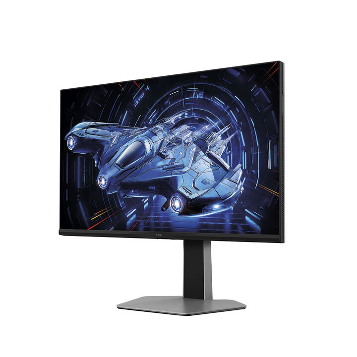 Eleva tu experiencia visual con el TCL 27G64, un monitor pensado para quienes buscan rendimiento, precisión y estilo en cada detalle. Con su pantalla plana QD-Mini LED de 27 pulgadas, disfrutarás de colores brillantes, negros profundos y un contraste impresionante gracias a sus 180 zonas de atenuación local y DisplayHDR600. Cada imagen se muestra con una nitidez sorprendente y una fidelidad de color profesional, con cobertura del 99% sRGB y 97% DCI-P3, y ΔE <2, ideal para diseñadores, creadores de contenido y gamers exigentes.

Su resolución QHD de 2560×1440 píxeles y frecuencia de actualización de 180 Hz aseguran un movimiento ultra fluido, mientras que el tiempo de respuesta de 1 ms GTG elimina el desenfoque, ofreciéndote la ventaja competitiva que necesitas en cada partida. Además, la tecnología FreeSync minimiza el desgarro de la imagen, creando una experiencia visual continua y sin interrupciones.

El TCL 27G64 combina rendimiento con diseño ergonómico: ajusta su altura hasta 125 mm, inclínalo de -5° a +15°, gíralo hasta 20° y colócalo en posición vertical con rotación de 90°. Compatible con VESA 100×100, se adapta a cualquier escritorio o soporte. Su conectividad avanzada incluye 2 puertos HDMI 2.1 (2K/144Hz), 1 DisplayPort 1.4 (2K/180Hz) y conector para auriculares, garantizando compatibilidad con consolas, PCs y periféricos.

El TCL 27G64 no es solo un monitor, es la combinación perfecta de tecnología, ergonomía y estilo, pensado para que trabajes, juegues y crees con la mejor calidad de imagen y la máxima comodidad.