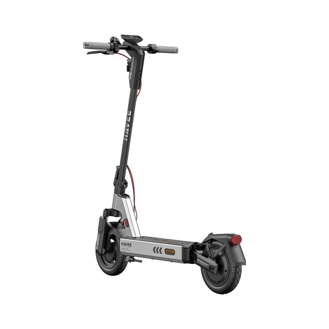 El Patinete Eléctrico NAVEE G5 ofrece un equilibrio perfecto entre potencia, comodidad y fiabilidad para los desplazamientos urbanos. Equipado con un motor trasero sin escobillas de 400 W (800 W pico), alcanza velocidades de hasta 32 km/h y sube pendientes de 18°. Su batería de 36 V y 7,8 Ah proporciona una autonomía de hasta 45 km, recargándose completamente en 6 horas. El scooter cuenta con neumáticos sin cámara de 10 pulgadas para una mayor estabilidad y una baja resistencia a la rodadura, junto con una horquilla delantera y una suspensión trasera para una conducción suave sobre terrenos irregulares. Su cómodo asiento facilita los trayectos largos, mientras que el sistema de doble freno (tambor delantero y EABS trasero) garantiza una gran capacidad de frenado. El diseño plegable, las luces LED y los intermitentes completan un conjunto seguro y práctico.