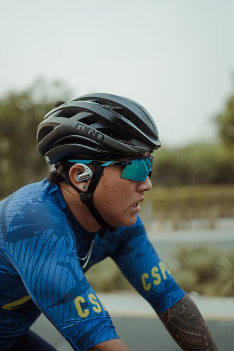 El dise&ntilde;o air conduction de OpenRock minimiza la presi&oacute;n en el canal auditivo en comparaci&oacute;n con los auriculares intraauriculares, mejorando la comodidad y la salud del o&iacute;do. Los ganchos de silicona higi&eacute;nica ajustables se adaptan a diferentes formas de oreja, garantizando un ajuste seguro y limpio.