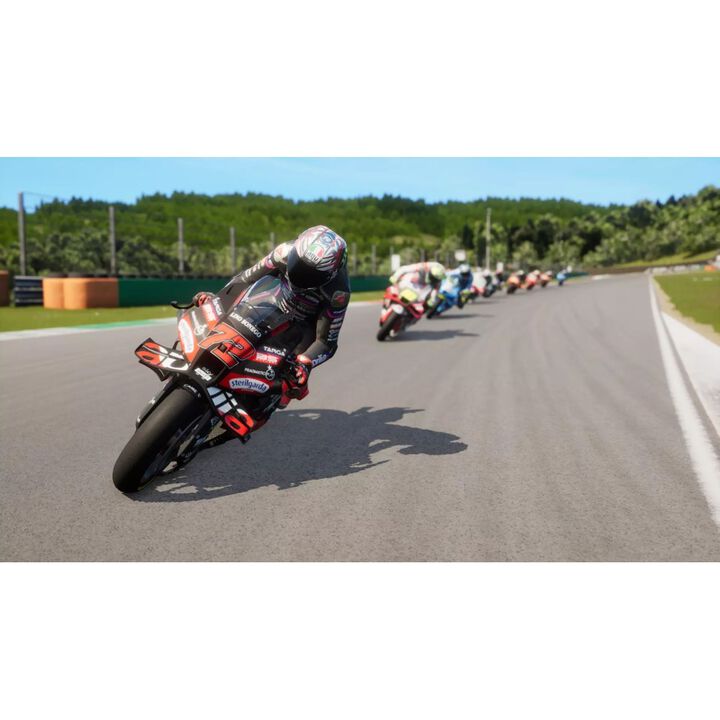 MOTOGP26 SWITCH2 CAJA CON C&Oacute;DIGO DE DESCARGA DIGITAL PARA NINTENDO SWITCH 2 VERSI&Oacute;N ESPA&Ntilde;OLA GARANT&Iacute;A EUROPEA EUROPEAN WARRANTY

EL CAMPEONATO OFICIAL DE 2026

Vive la intensidad completa del Campeonato de MotoGP 2026 con todos los pilotos, equipos, motos y circuitos oficiales de una forma m&aacute;s aut&eacute;ntica: por primera vez, los resultados reales actualizan din&aacute;micamente las Valoraciones de Pilotos, influyendo  directamente en el rendimiento durante el juego durante toda la temporada. S&uacute;bete al centro de atenci&oacute;n y sigue tu camino con deslumbrantes Cartas Coleccionables que celebran tu progreso.

F&Iacute;SICA RENOVADA PARA EL CONTROL TOTAL

Salta directamente a la acci&oacute;n con la Arcade Experience o sum&eacute;rgete en la simulaci&oacute;n pura con la Pro Experience, ambas soportadas por tutoriales, dificultad adaptativa y ayudas neuronales. Disfruta de un sistema de f&iacute;sica renovado basado en un  nuevo modelo de manejo basado en el piloto: el movimiento de tu cuerpo en la moto importa m&aacute;s que nunca, ofreciendo un mayor control y una sensaci&oacute;n de conducci&oacute;n m&aacute;s aut&eacute;ntica.

UNA CARRERA M&Aacute;S PROFUNDA

Construye tu legado de novato a leyenda con un piloto personalizado o revive y remodela la carrera de una estrella oficial de MotoGP . Tu trayectoria evoluciona temporada tras temporada a trav&eacute;s de negociaciones contractuales, din&aacute;micas del  mercado de pilotos y ruedas de prensa que moldean tu futuro. Tus palabras a los medios influyen en los desaf&iacute;os que se avecinan, mientras que tu colaboraci&oacute;n con los equipos impulsa el desarrollo de la moto. Cada decisi&oacute;n pasa a formar parte de tu historia.

ENTRENAR Y EXPERIMENTAR

Al&eacute;jate del paddock y explora nuevas formas de montar. Entrena con las disciplinas Motard, Flat Track y Minibike, o sal al circuito con Production Bikes, modelos que aparecen en eventos de marca &uacute;nica con f&iacute;sica dedicada.