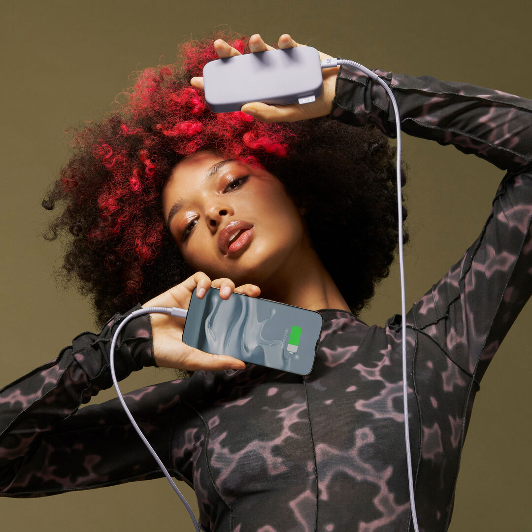 Bater&iacute;a recargable de bolsillo Nuestros &uacute;ltimos Powerbanks tienen un dise&ntilde;o suave y, gracias a la funci&oacute;n de carga r&aacute;pida, son m&aacute;s r&aacute;pidos que nunca. Con 20W Power Delivery sus dispositivos estar&aacute;n listos para funcionar antes de que se de cuenta. El Powerbank 12000 mAh puede cargar su tel&eacute;fono hasta 4 veces y su tablet hasta 2 veces. 

&middot; Carga ultrarr&aacute;pida con suministro de energ&iacute;a de 20 W 

&middot; Carga hasta el 50% en 30 min 

&middot; 6 caracter&iacute;sticas de seguridad 

&middot; Aprobado para avi&oacute;n