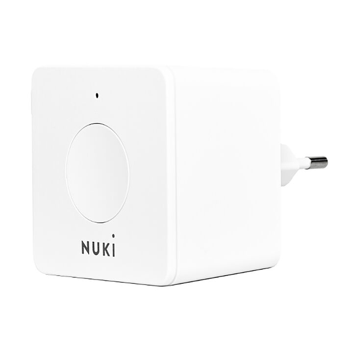 Gestiona tu Nuki Smart Lock 3.0 a distancia. Conecta tu Smart Lock a Nuki Bridge y obt&eacute;n acceso a distancia de tu puerta principal. As&iacute; podr&aacute;s abrir y cerrar cuando est&eacute;s fuera de casa, ver el protocolo o asignar autorizaciones de acceso. Controla tu Smart Lock en l&iacute;nea con tu smartphone a trav&eacute;s de la aplicaci&oacute;n de Nuki o c&oacute;modamente con Nuki Web a trav&eacute;s de tu ordenador. 

Adem&aacute;s es posible utilizar integraciones pr&aacute;cticas de Smart Home, como Amazon Alexa y Google Assistant.