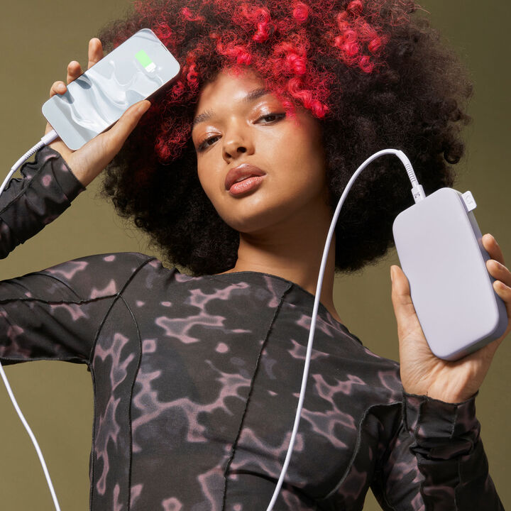 Nuestros últimos Powerbanks tienen un diseño suave y, gracias a la función de carga rápida, son más rápidos que nunca. Con 20W Power Delivery sus dispositivos estarán listos para funcionar antes de que se de cuenta. El Powerbank 18000 mAh puede cargar su teléfono hasta 6 veces y su tablet hasta 3 veces. 

· Carga ultrarrápida con suministro de energía de 20 W 

· Carga hasta el 50% en 30 min 

· 6 características de seguridad 

· Aprobado para avión